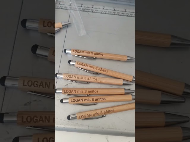 Vídeo relacionado con StarMaker - Bolígrafo grabado de oro con funda de tela, diseño de entrenador deportivo, original y chic