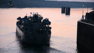 preview picture of video 'USS LTS 325 Ship locking through Pickwick'