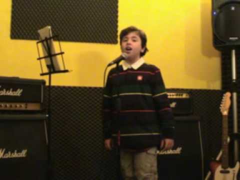 Andrea Simone Tramacere canta "Can't Take My Eyes Off Of you" e "Listen"