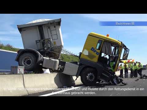 LKW schanzt auf Mittelleitplanke auf der A8 bei Rutesheim