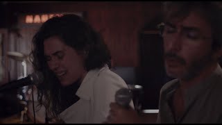 &#39;Bajo La Piel&#39; - Alice Wonder &amp; Xoel López (Live Performance)