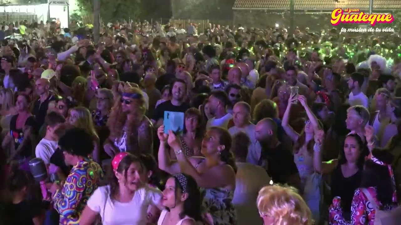 Emoción en el público cantando Galicia con Pimpinela