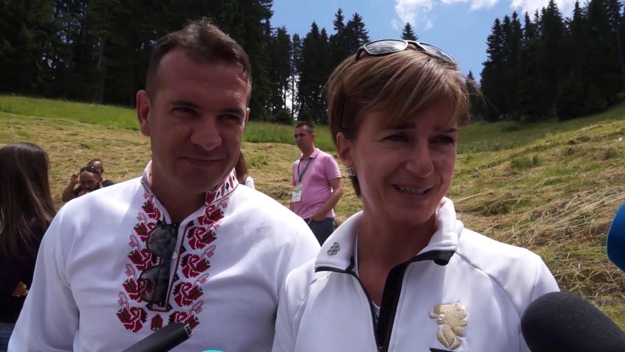 Тервел Пулев, Катя Дафовска и Радо Янков разпънаха огромния трибагреник за събора в Рожен