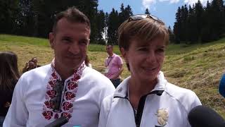 Тервел Пулев, Катя Дафовска и Радо Янков разпънаха огромния трибагреник за събора в Рожен