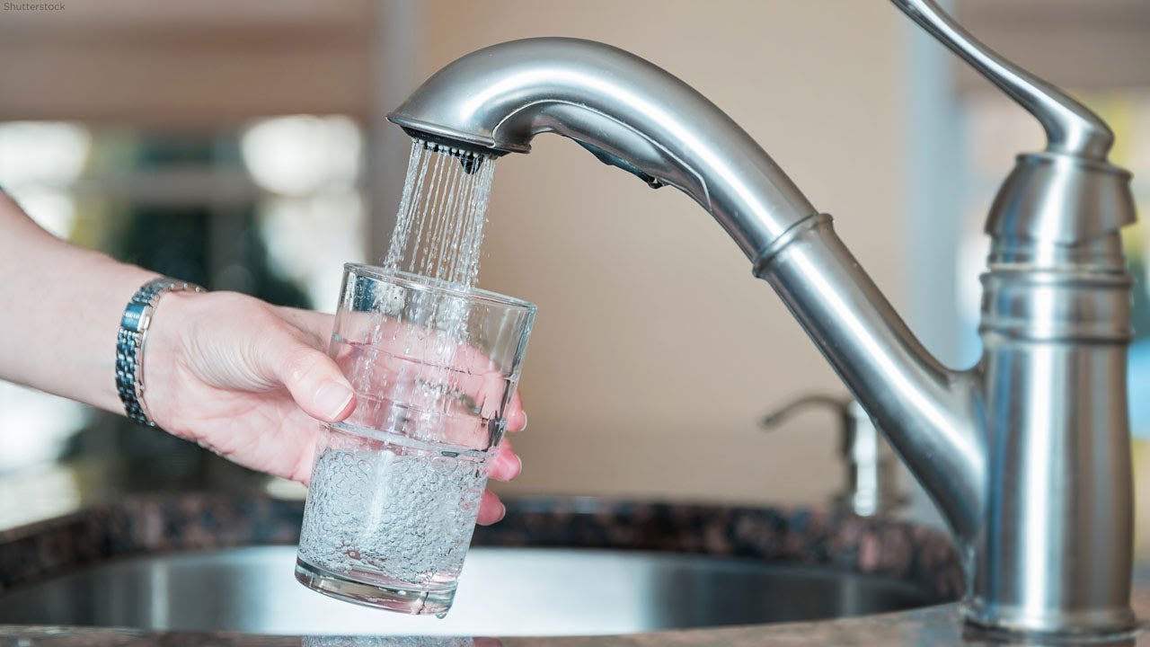 Drinking water safety tips during a hurricane