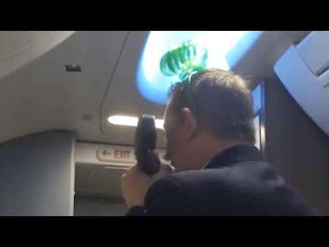 Flugbegleiter sorgt für Lachtränen im Flugzeug