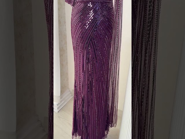 فستان سهرة طويل مزين بشك وترتر يدوي وفتحة جانبية وقطعة جانبية باللون البرغندي