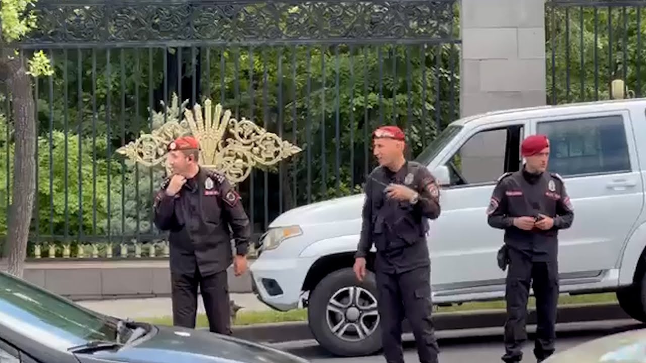 Անսահմանափակ թվով ոստիկաններ՝ ԱԺ-ի դիմաց