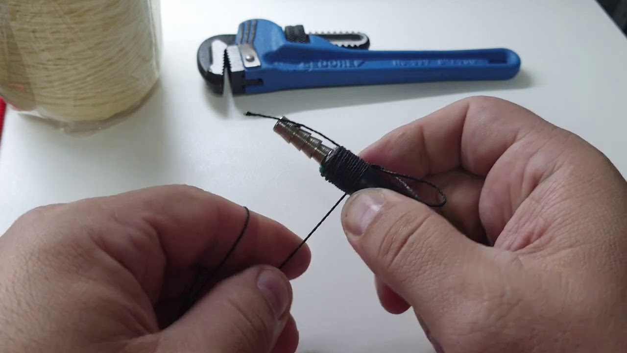 Abraçadeira para mangueiras e tubos, feito com linha de sapateiro.