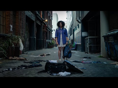 錯失工作機會，為隱瞞親友而流落街頭。《放羊的米莉》何謂正常人？｜原創娛樂 Creative Century Ent.