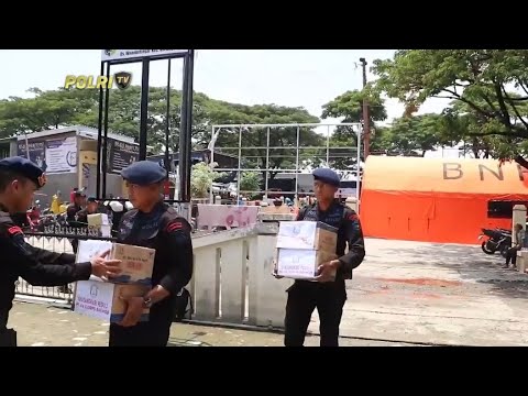 KORPS BRIMOB BAKTI SOSIAL KEPADA KORBAN BENCANA BANJIR DI KABUPATEN DEMAK DAN KUDUS