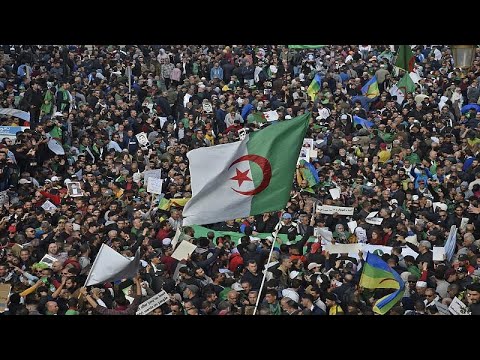 شاهد الجزائريون يشاركون بقوة في إحياء الذكرى الأولى لانطلاق الحراك الشعبي…