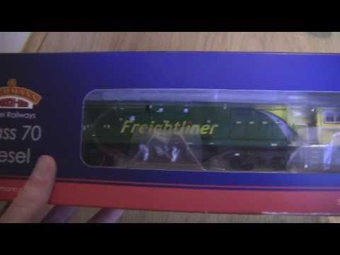 Opening The Bachmann Class 70 In Freightliner Livery