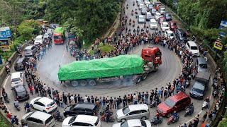 Download lagu Drivers Are Dizzy‼️The Worst Drama: A 60-Ton Truck Fails Completely at the Sitinjau Lauik Bend mp3