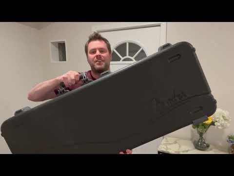 Review of the Fender Deluxe Molded Acoustasonic Guitar Case