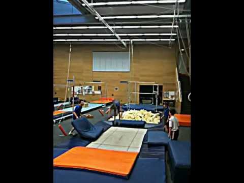 Trampolin Stunt Dreifachsalto