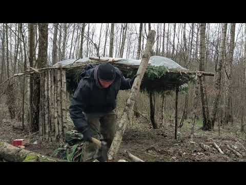 Dynamiczne Chłopaki Szałas w lesie