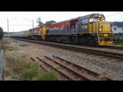train 648 with DFT 7008 & DFB 7200 passing through trentham
