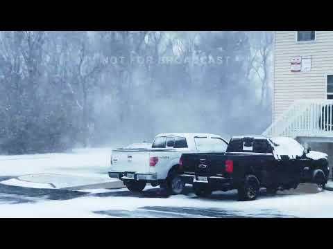 02-17-2022 Macomb, IL - 2"+ per hour snowfall rates, whiteout conditions, strong winds.