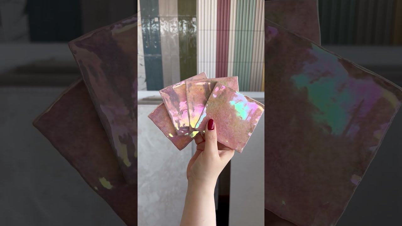 Kwadratowe płytki różowe, opalizujące na ścianę