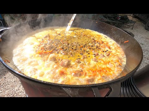 Outdoor Küche - Plov im Kazan - Pfadfinder kochen auf einem Camp