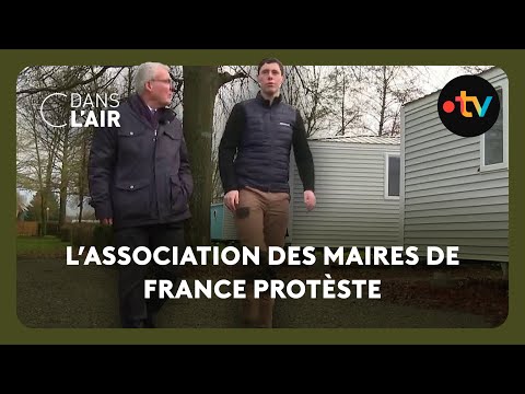 Comment couper dans les dépenses quand on dirige une petite ville ? Reportage #cdanslair 15.04.2025