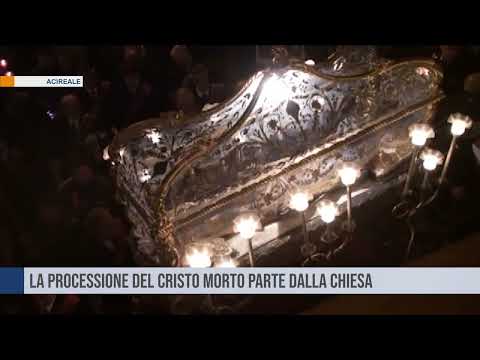 Acireale. La processione del cristo morto parte dalla chiesa