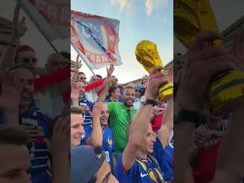 😄 Un courageux irakien seul contre tous... avant de sauter avec les fans des Bleus #fifaworldcuponyt