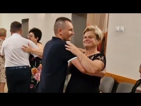 Cóż za szyk i elegancja,z taką tancerką można się bawić do białego rana.