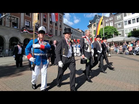 Neusser Bürger Schützenfest 2024 - Aufmarsch des Schützenregiments auf dem Markt am 25. August 2024
