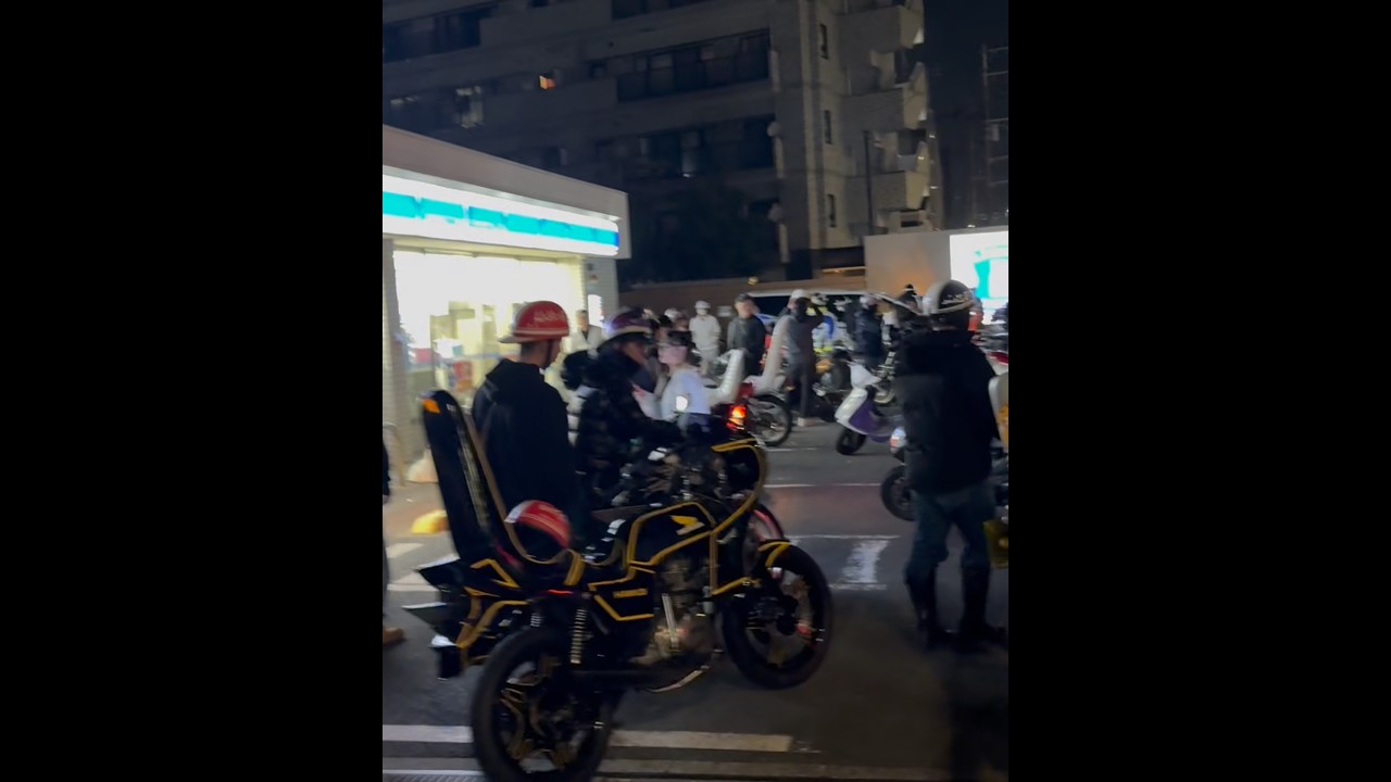 コンビニに買い物に行ったらシンガーソングライダー集団が居たから動画撮っといた🎥