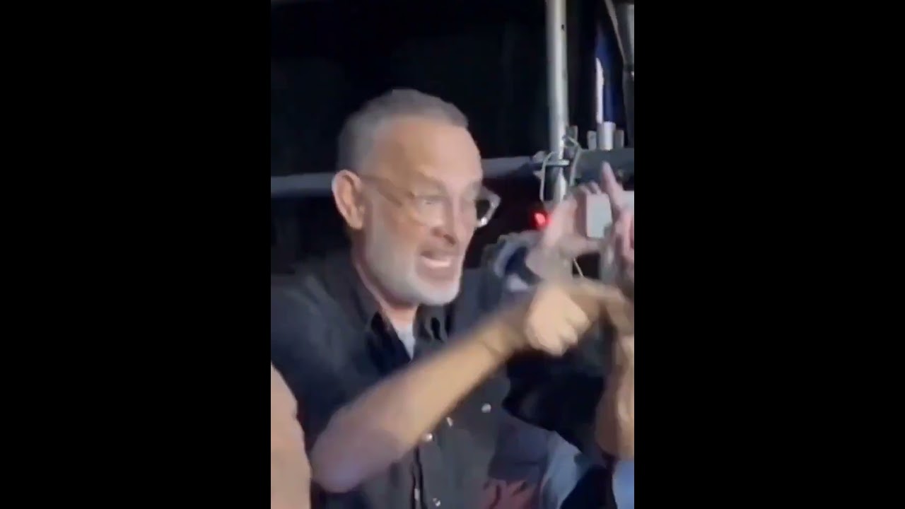 Tom Hanks cantando y bailando junto a su mujer en el concierto de Springsteen