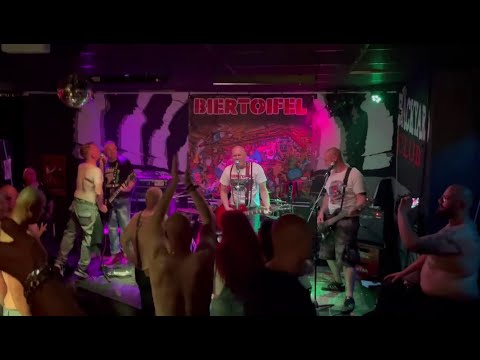 Biertoifel - Skinhead Mädchen (Official Video)