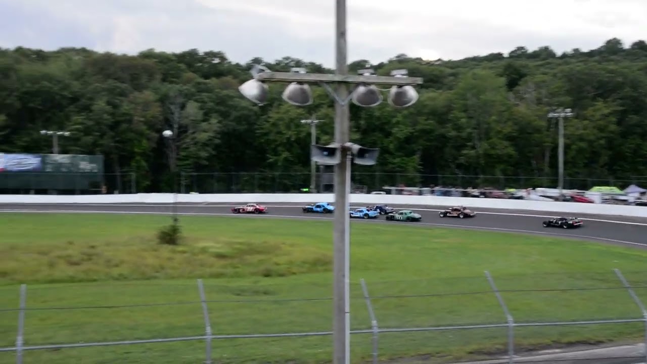 New London-Waterford Speedbowl Modified Feature