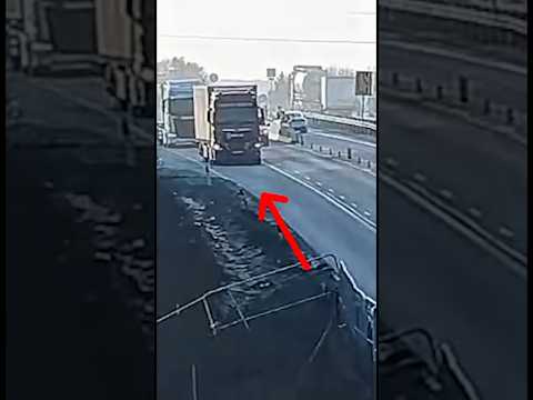 Blowout at Highway Speed! 🚚💨 mkif_hu #truckingjobs #automobile #lkw #camion