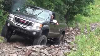 preview picture of video 'Jeep Cherokee offroad 4x4, GMC Sierra lifted uncut'