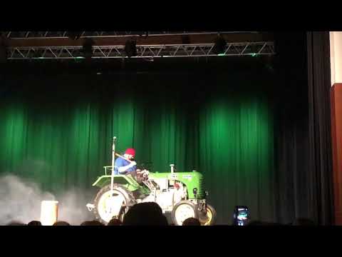 Petutschnig Hons fährt mit seinem Traktor auf die Bühne