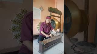 Download lagu Memainkan Alat Musik Tradisional Jawa Barat (Saron) mp3 Download lagu Memainkan Alat Musik Tradisional Jawa Barat (Saron) mp3
