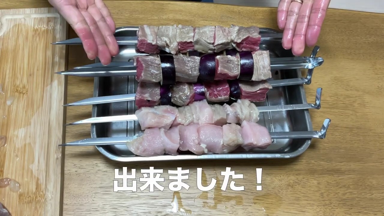 ЯПОНЕЦ ВПЕРВЫЕ САМ МАРИНУЕТ И ЖАРИТ ШАШЛЫК!