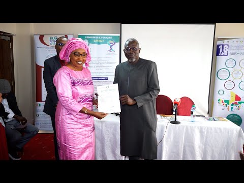 Le President du SOAC Aboubacry Baro remettant des Attestations de certification aux recipendaires