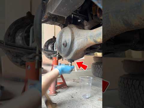 Mở buồng dầu xe cũ bất ngờ trào mạnh #shorts