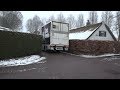 Bewoners zijn vrachtwagens door smalle steegje zat