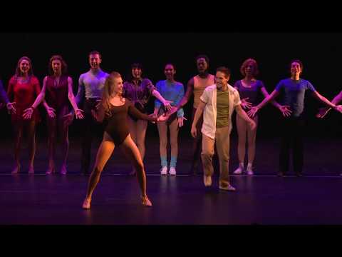 "Sing!" [«Τραγούδα!»] από το μιούζικαλ A Chorus Line [Μια χορευτική γραμμή] (1975) των Marvin Hamlisch [Μάρβιν Χάμλις] και Edward Kleban [Έντουαρντ Κλέμπαν], σε παραγωγή του Texas State University (2017). Η Liliana Rose [Λιλιάνα Ρόουζ] ως Kristine [Κριστίν] και ο Trevor Berger [Τρέβορ Μπέργκερ] ως Al [Αλ] αξ ιοποιούν το απαγγελτικό τραγούδι ως κωμικό εύρημα, καθώς η αδυναμία της ηρωίδας να κρατήσει το τονικό ύψος μετατρέπει την ομιλητική εκφορά σε δραματουργικό μέσο.