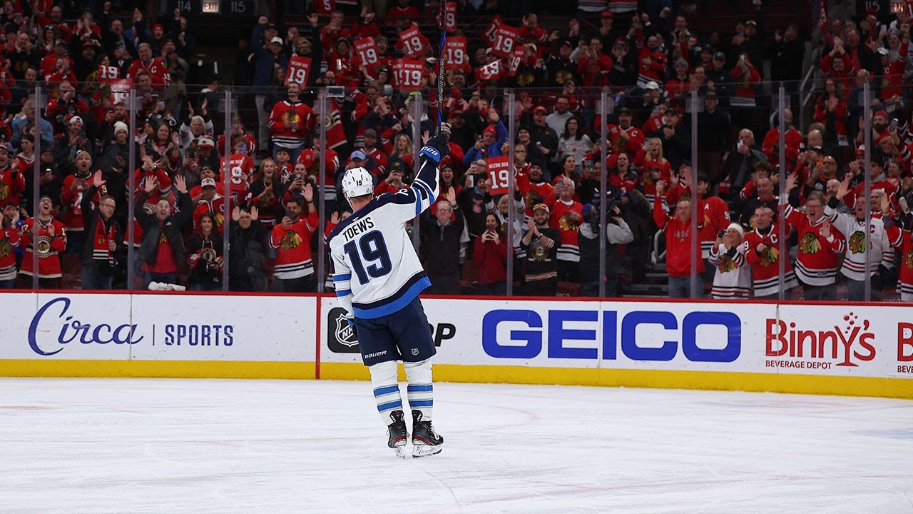 TOEWS gets EPIC ovation in return to Chicago