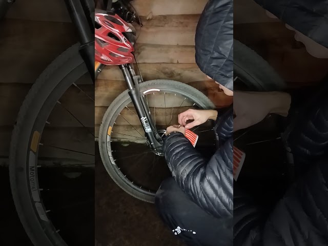 Vídeo relacionado con Legami Pegatinas Reflectantes para Bicicleta con Estilo, Pegatinas Reflectantes, Resistentes al Sol y a la Lluvia, fáciles de Poner y Quitar, decoración de Bicicleta para niños, Unicornio