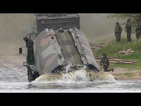 DEU/GBR PiBrBtl 130- Bau Faltschwimmbrücke auf der Elbe