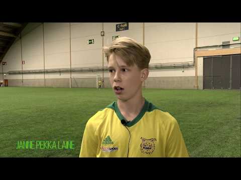 Ilveksen B-juniori Janne Pekka Laine Veikkausliigajoukkueen mukana treenikentällä