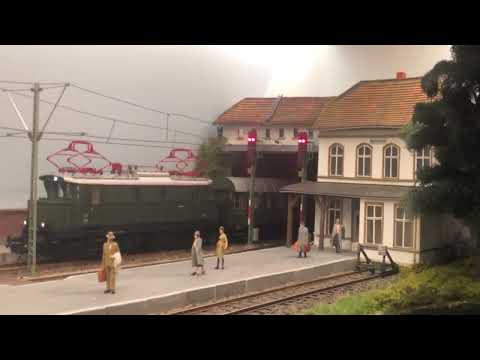 E44 mit Personenzug hat Einfahrt aus Bad Ihms