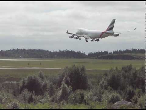 Bumpy Emirates SkyCargo Boeing 747 Landing at Landvetter