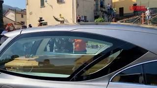 Il carro funebre di Guccini lascia la sua casa a Pavana tra gli applausi: il video dell’ultimo sa...